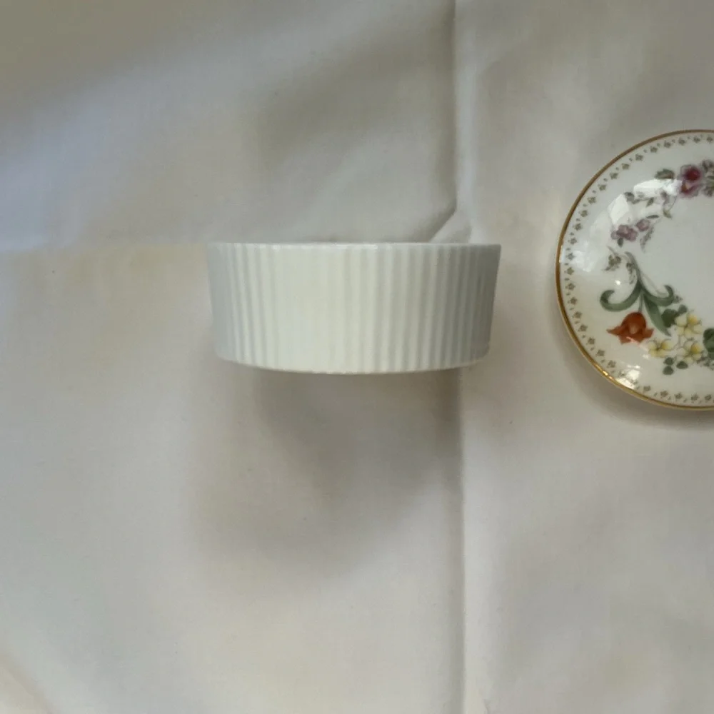 Wedgwood White Porcelain Floral Trinket Box with Gold Trim - Picture 4 of 4